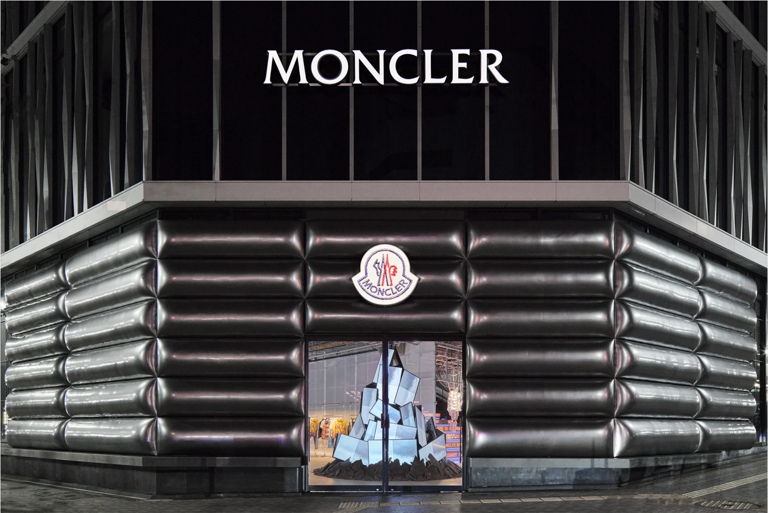 Наче гігантський пуховик: новий поп-ап Moncler у Токіо
